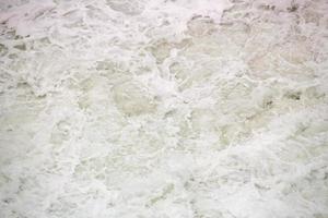 Espuma blanca de una ola en la playa de Leblon en Río de Janeiro, Brasil