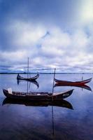 los barcos llamados moliceiros en aveiro, portugal foto