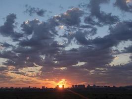 paisaje panorámico de la mañana urbana, amanecer, nubes en el cielo foto