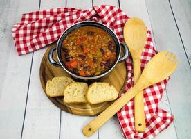 chili con carne con frijoles de res y especias foto