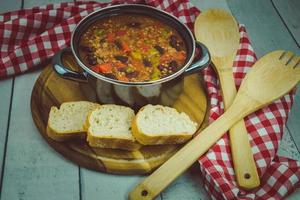 chili con carne con frijoles de res y especias foto