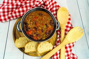 chili con carne con frijoles de res y especias foto