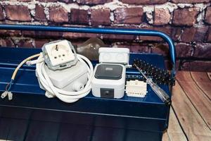 caja de herramientas con material electrónico y equipos para la instalación foto