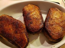 Magret de pato frito con col lombarda y croquetas foto