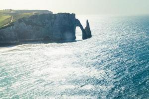 Los acantilados de tiza blanca de Etretat Normandía Francia foto