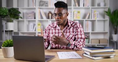 jovem tem reunião com cliente por laptop video