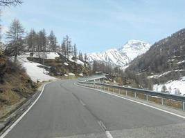 paisaje nevado de las montañas valtellina foto