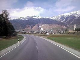 paisaje nevado de las montañas valtellina foto