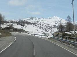 paisaje nevado de las montañas valtellina foto