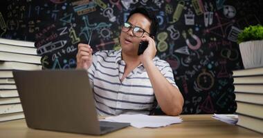 professor falando em um smartphone enquanto verifica o relatório video