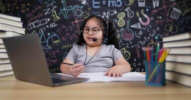 niña con auriculares durante el aprendizaje en línea video