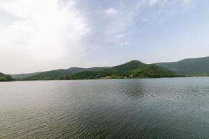 lago de piediluco en la provincia de terni foto