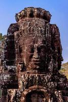 Cabeza de relieves de piedra en torres en el templo Bayon en Angkor Thom foto