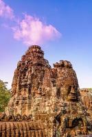 Cabeza de relieves de piedra en torres en el templo Bayon en Angkor Thom foto