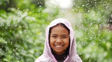 garota feliz vestindo uma capa de chuva video