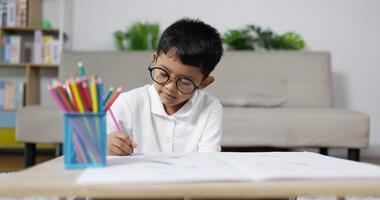menino feliz com desenho de óculos video