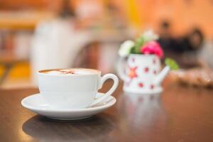 Taza de café en la mesa de madera en el café foto