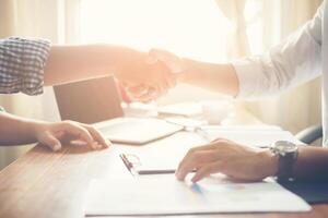 primer plano de la gente de negocios del equipo discutiendo un financiero en la oficina. foto