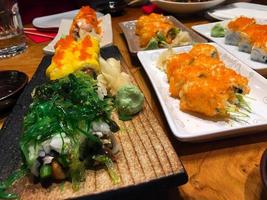 sushi de mariscos tradicional de japón foto