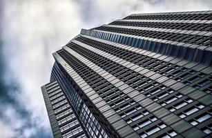 enorme edificio de torre de negocios foto