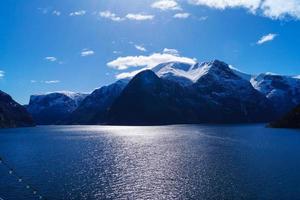 Vista desde un crucero en los fiordos de Noruega foto