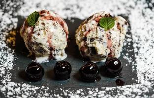 helado italiano de stracciatella con chocolate amargo y cerezas foto