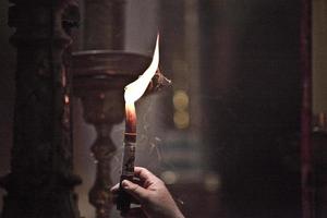 velas en la iglesia, tierra santa, israel foto