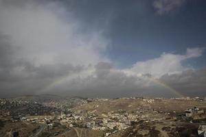 arco iris en una vista de la ciudad vieja de jerusalén foto