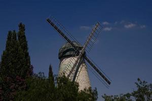 antiguo molino de viento en jerusalén foto