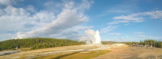 Old Faithful Geysersac en el parque nacional de Yellowstone. foto