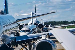 Ajetreado tráfico de asfalto del aeropuerto antes de que los aviones despeguen foto