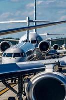 Ajetreado tráfico de asfalto del aeropuerto antes de que los aviones despeguen foto