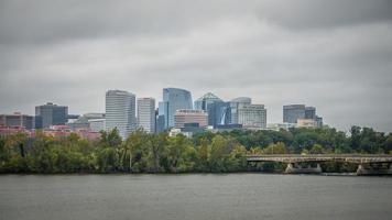 centro de arlington, virginia y río potomac foto