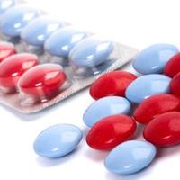pastillas rojas y azules foto