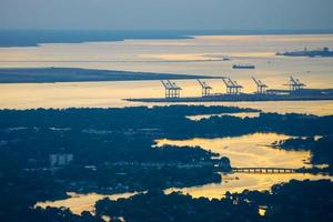 Norfolk, Virginia, VA, ciudad portuaria al atardecer foto