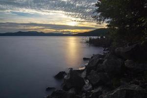 amanecer en el lago jocassee carolina del sur foto