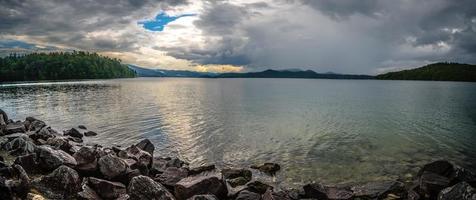 hermosas escenas de paisajes en el lago jocassee, carolina del sur foto