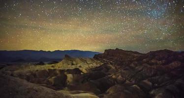 noche y cielo oscuro sobre el parque nacional del valle de la muerte