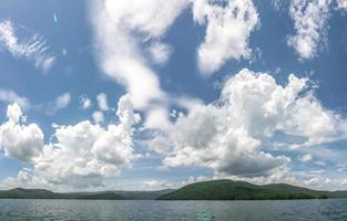 hermosas escenas de paisajes en el lago jocassee, carolina del sur foto