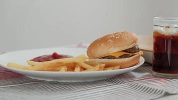manger des fast-foods sur le plat blanc. video