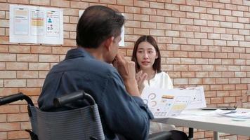 hombre con necesidades especiales reuniéndose con la directora. video