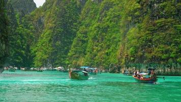 visitando il paesaggio nel mare color smeraldo delle Andamane