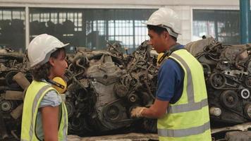 trabajadores con uniformes y cascos video