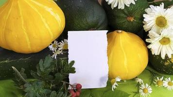 Bodegón otoñal de verduras y flores con un vacío para el texto. foto