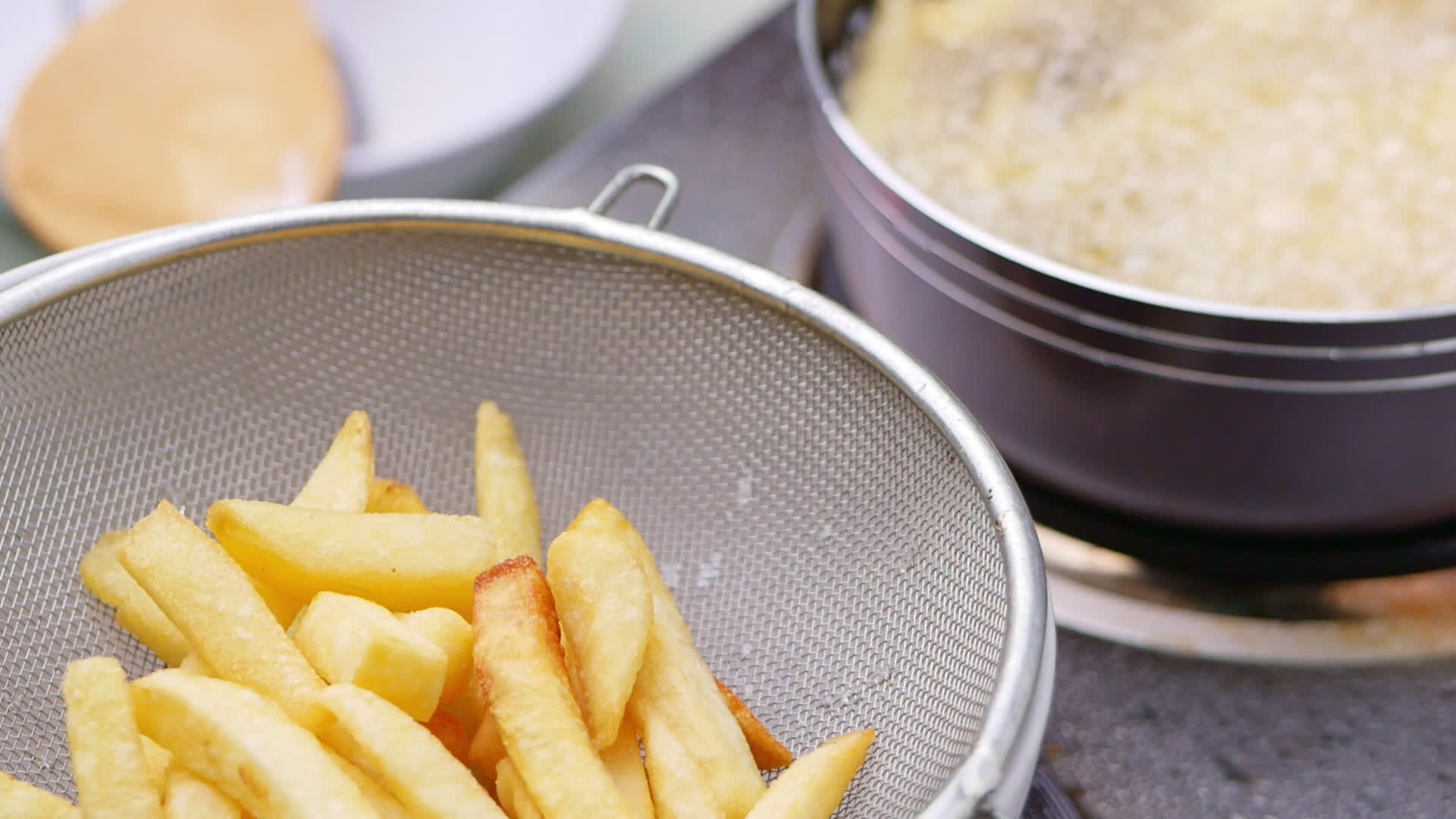 freír papas fritas en la freidora en aceite caliente en la estufa eléctrica  en la cocina