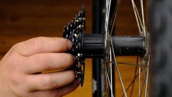 cassette di ricambio con stelle sulla bici video