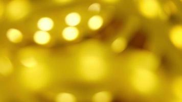 La iluminación de la tira de LED amarillo bokeh desenfoca el primer video