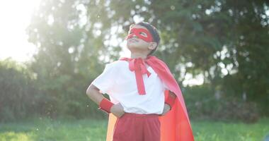 menino herói de vermelho no jardim video