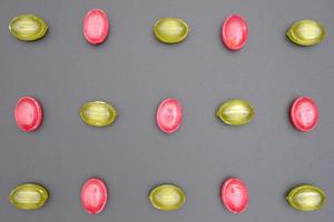 patrón de caramelos de caramelo brillante de forma ovalada roja y verde foto