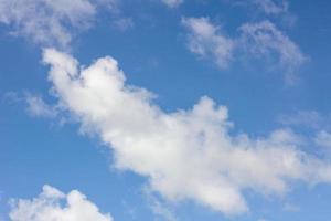 cielo azul con primer plano de nubes, con copyspace foto